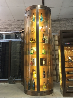 Gabinete de vino de acero inoxidable de bronce dorado con rayitas de exhibición