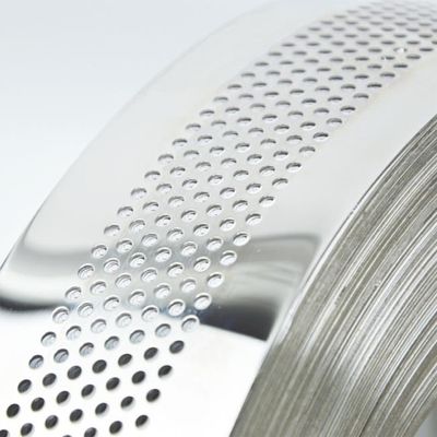 Buen precio Bobina de acero inoxidable pulida espejo perforada JIS 304 de la tira antioxidante en línea