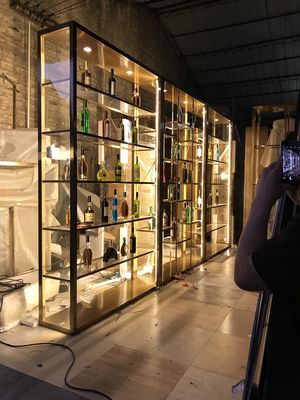 Buen precio Gabinete de vino de mesa de bar Gabinete de partición de pie alto en línea