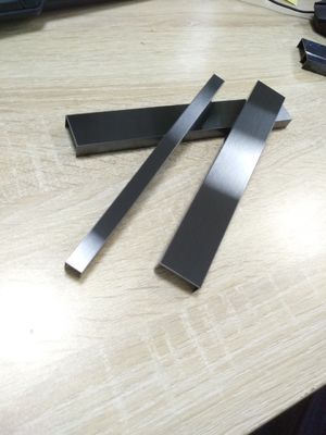 Buen precio 0.5 mm de espesor de acero inoxidable de recorte de las tiras de la línea de cabello con AFP en línea