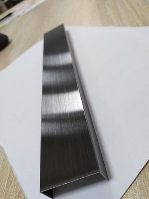 Buen precio Oro en forma de U de acero inoxidable Revestimiento de la banda de rodamiento Tapicería antigua espesor de 1,2 mm en línea