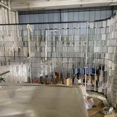 Buen precio Artístico de acero inoxidable de pantalla de separación de vidrio curva personalizable de lujo salón de hotel de separación para el diseño moderno en línea