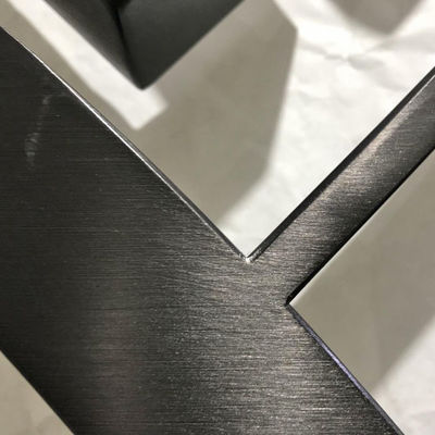 Buen precio Los paneles de pared decorativos del metal de la rayita PVD interior platearon antiusura en línea