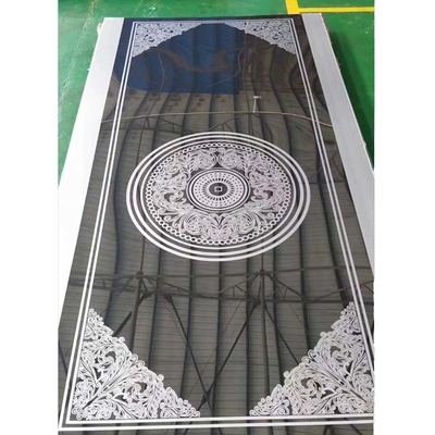 Hoja de acero inoxidable de color doblada y curva - estructura curva y revestimiento de edificios de forma especial