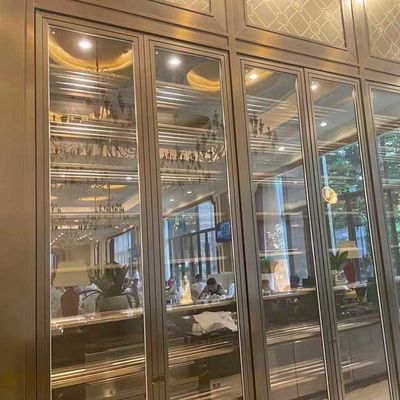 Buen precio Los gabinetes de acero inoxidables a prueba de herrumbre del vino SUS201 con la puerta de cristal PVD cubrieron en línea