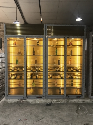 El diseño que refresca la exhibición de acero tainless atormenta el gabinete grande del vino de la exhibición del vidrio del whisky de la bodega de la pared de lujo