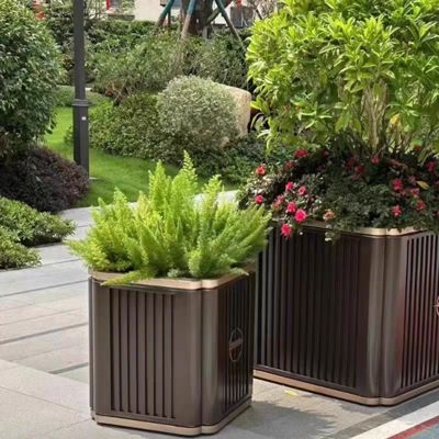 Buen precio Maceta rectangular de jardín de arcilla y fibra de vidrio para exteriores de metal, paquete de macetas grandes para plantas, macetero para la decoración de hoteles y villas en línea