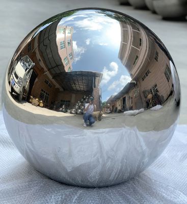 Buen precio Espejo de plata pulido redondo 316L Escultura de bola de acero inoxidable para sala de exposiciones en línea