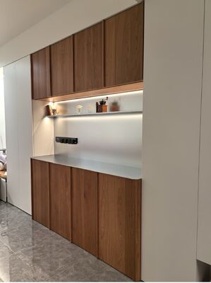 Buen precio Fregadero de acero inoxidable de 33 pulgadas resistente a los arañazos con rejilla inferior y colador en línea