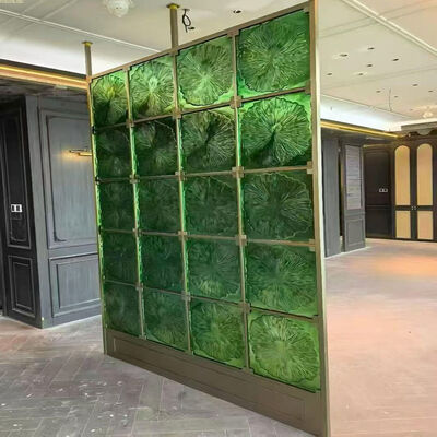Buen precio Divisor de ambiente decorativo de acero inoxidable y vidrio verde esmeralda de lujo para proyecto de interior de villa en línea